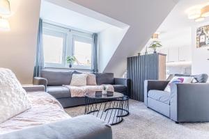 Luxury 2BR and 1LR Apartment with Balcony - 9 min to Center