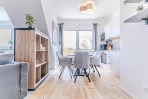 Luxury 2BR and 1LR Apartment with Balcony - 9 min to Center