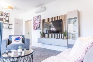 Luxury 2BR and 1LR Apartment with Balcony - 9 min to Center