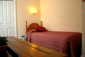Single Room room in Gatwick Turret Guest House