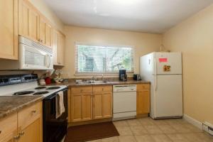 Downtown Chalet Close to Main St with Pool and Hot Tub