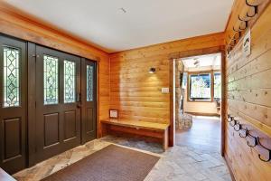 Mountain Chalet Just Blocks from Gondola and Main St