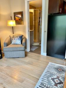 Updated Downtown Condo Walk Everywhere and Parking