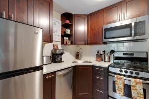 Updated Downtown Condo Walk Everywhere and Parking