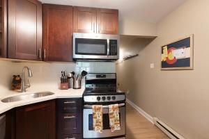 Updated Downtown Condo Walk Everywhere and Parking