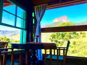 Suíte Pura Vista . Parede de vidro . Lareira