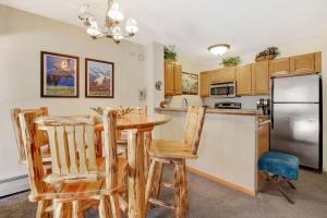 Heart of Breck Studio Hot tub Pool and Parking