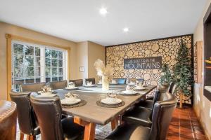 9 BDR Close to Main Street with Secluded Hot Tub