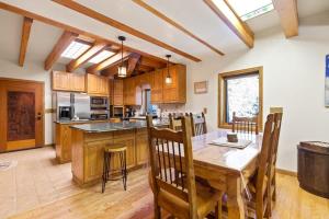 Charming 2BR Mountain Getaway Near Hiking Trails