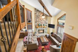 Charming 3BR with Hot Tub Walk to Town and Skiing