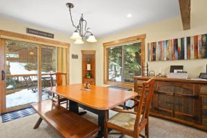 Charming 3BR with Hot Tub Walk to Town and Skiing