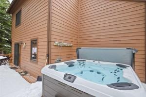 Charming 3BR with Hot Tub Walk to Town and Skiing
