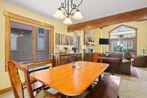 Charming 3BR with Hot Tub Walk to Town and Skiing