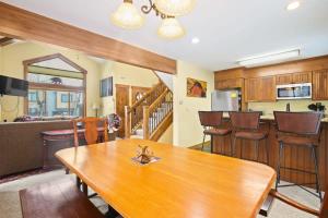 Charming 3BR with Hot Tub Walk to Town and Skiing