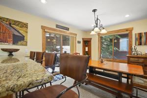 Charming 3BR with Hot Tub Walk to Town and Skiing