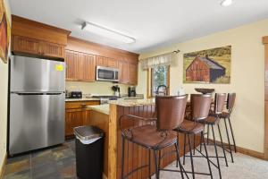 Charming 3BR with Hot Tub Walk to Town and Skiing