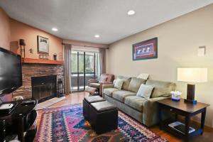 Cozy 2BR in Heart of Breckenridge with Ski Access
