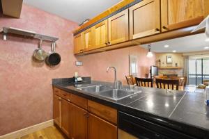 Cozy 2BR in Heart of Breckenridge with Ski Access