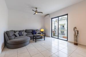 Home walking distance from the sea.