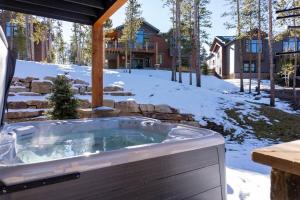 Luxurious 4BR with Hot Tub and Stunning Mountain Views