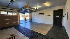 Luxurious 4BR with Hot Tub and Stunning Mountain Views