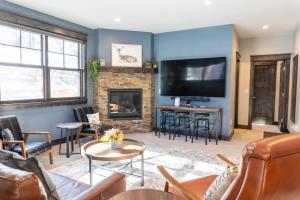 Luxurious 4BR with Hot Tub and Stunning Mountain Views