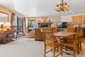 Cozy Ski In Ski Out Walk to Main St