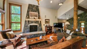 4BR Apres Ski & Golf Retreat with Hot Tub!