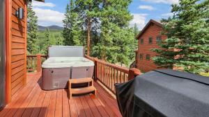 3BR Mountain Retreat with Hot Tub