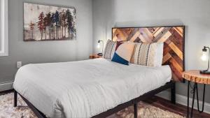 Stylish 2BD 5 Min to Ski Lift and Downtown