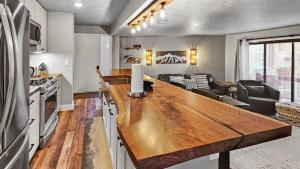 Stylish 2BD 5 Min to Ski Lift and Downtown