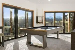 3BR+Loft Modern Mountain Retreat w Hot Tub - Como