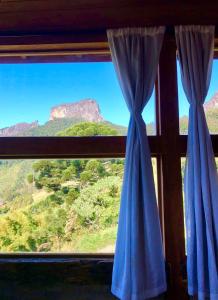 Suíte Pura Vista . Parede de vidro . Lareira