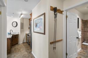 Cozy 1BDR Condo Heart of Town Walk Everywhere