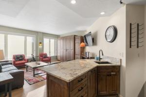 Cozy 1BDR Condo Heart of Town Walk Everywhere