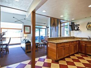 Charming 3 BDR Getaway with Views Walk to Ski Lift
