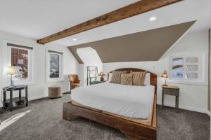 Roomy 4BR Townhome Near Main St with Private Hot Tub