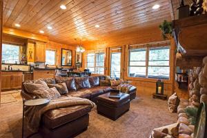 Rustic 2BR Condo with Private Hot Tub and Ski Views