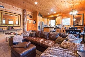 Rustic 2BR Condo with Private Hot Tub and Ski Views