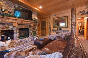 Rustic 2BR Condo with Private Hot Tub and Ski Views