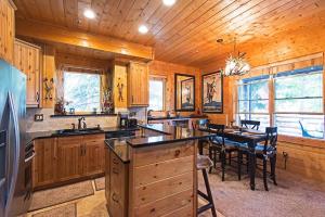 Rustic 2BR Condo with Private Hot Tub and Ski Views