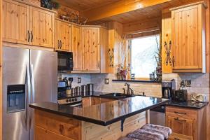 Rustic 2BR Condo with Private Hot Tub and Ski Views