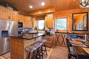 Rustic 2BR Condo with Private Hot Tub and Ski Views