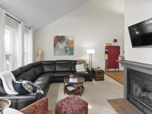 Lovely 4 BDR Home with Private Hot Tub Near Trails