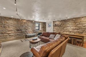 Rustic 2BR Steps from Main St