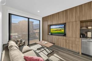 Modern Ski in Ski out Canyons Village Studio