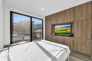 Modern Ski in Ski out Canyons Village Studio