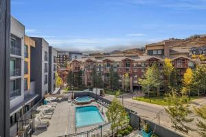 Modern Ski in Ski out Canyons Village Studio