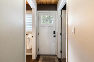 Rustic and Modern 3BDR Tahoe Cabin