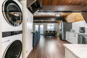 Rustic and Modern 3BDR Tahoe Cabin
